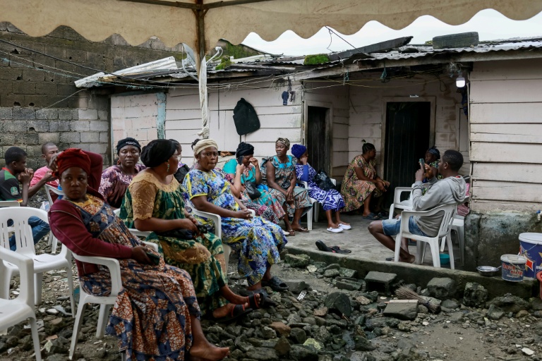 Proches et membres de la famille viennent apporter leur soutien à Elodie Fougué, dont le conjoint, Achille Simo, a été tué en marge des violences qui secouent le Cameroun depuis la réélection contestée de Paul Biya, le 31 octobre 2025 à Douala