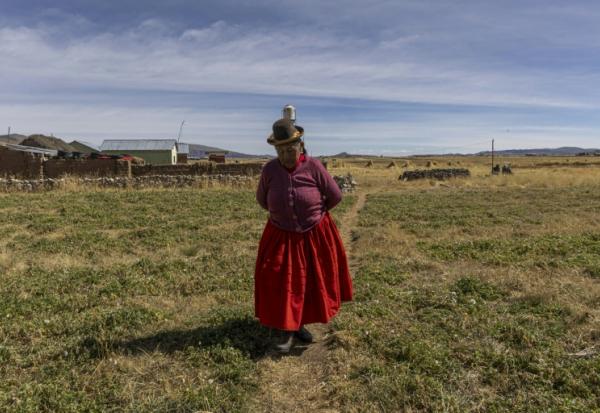 Dominga Quenta marche près de sa maison dans la communauté de Caritamaya, près du lac Titicaca, dans la région de Puno, au Pérou, le 30 mai 2026