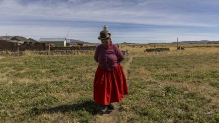 Dominga Quenta marche près de sa maison dans la communauté de Caritamaya, près du lac Titicaca, dans la région de Puno, au Pérou, le 30 mai 2026