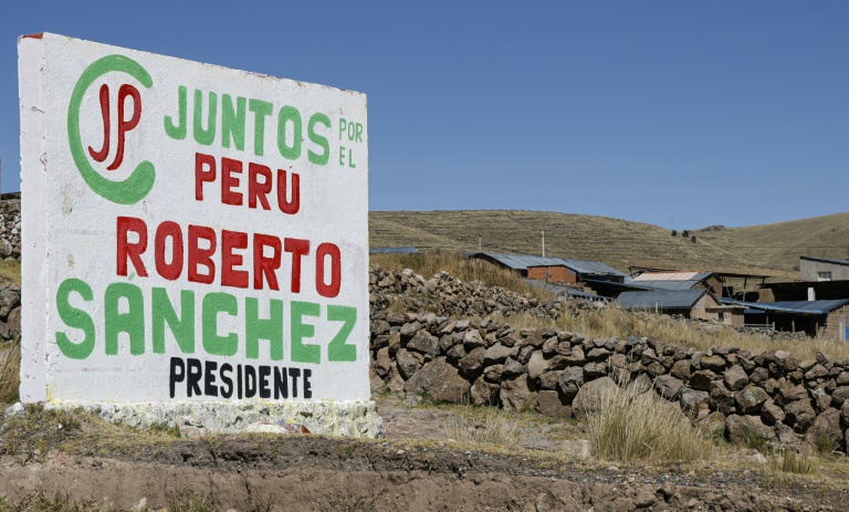 Propagande politique en faveur de Roberto Sanchez, candidat de gauche au second tour de la présidentielle au bord de la route entre Puno et Juliaca, dans la région de Puno, au Pérou, le 30 mai 2026