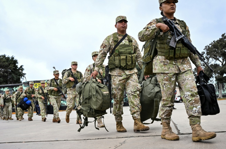 Des soldats montent la garde autour du matériel électoral à Lima avant le second tour de l'élection présidentielle du 7 juin 2026