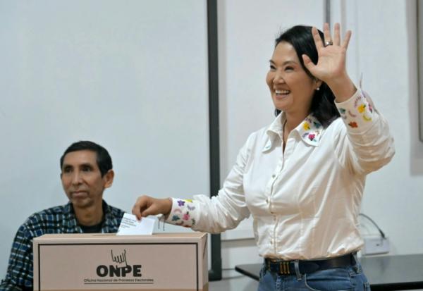 La candidate à la présidence du Pérou Keiko Fujimori, vote dans un bureau de vote lors du second tour de l'élection présidentielle à Lima, le 7 juin 2026