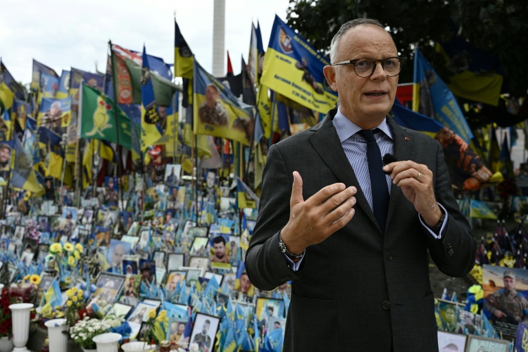 Le maire du Havre et président du parti Horizons, Édouard Philippe, devant le mémorial en hommage aux soldats ukrainiens et étrangers tombés au combat, place de l'Indépendance à Kiev, le 26 mai 2026 en Ukraine
