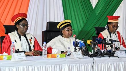 Chantal Nanaba Camara (c), présidente du Conseil constitutionnel, aux côtés de ses conseillers, lors de la publication de la liste définitive des candidats éligibles à l'élection présidentielle du 25 octobre 2025, au siège du Conseil constitutionnel à Abidjan, le 8 septembre 2025