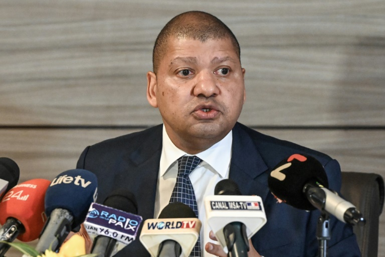Jean-Louis Billon, membre du Parti démocratique de Côte d'Ivoire (PDCI), lors d'une conférence de presse à Abidjan, le 26 mai 2025, où il déclare sa candidature à la prochaine élection présidentielle en octobre 2025