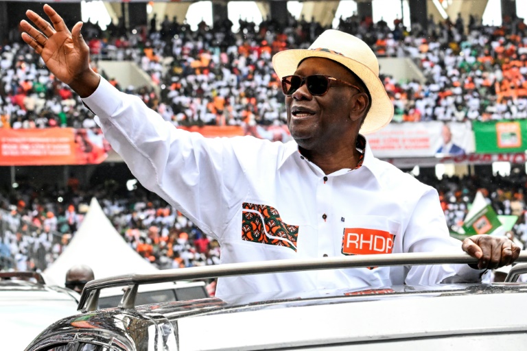 Le président ivoirien Alassane Ouattara, en meeting le 22 juin 2025 au stade olympique d'Ebimpé d'Abidjan