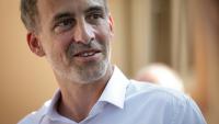 Le leader du parti Place publique Raphaël Glucksmann, le 12 août 2026 à Jonquière