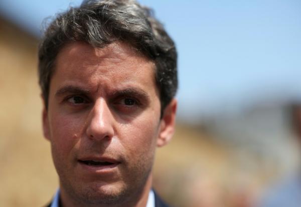 Le candidat à la présidentielle et patron de Renaissance Gabriel Attal lors d'une visite à Landerneau, dans l'ouest de la France, le 23 juillet 2026