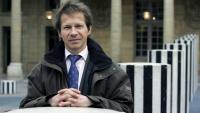 Jean-Marc Jancovici, expert des questions climat/énergie, pose dans les jardins du Palais royal le 20 mars 2007 à Paris