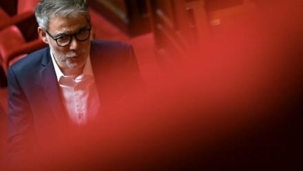 Olivier Faure, député du groupe "Socialistes et Apparentés", assiste à un vote sur une motion de censure déposée par le parti "Les Ecologistes" à l'Assemblée nationale, à Paris, le 6 juillet 2026