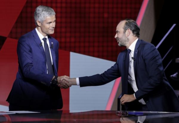 Edouard Philippe, à droite, alors Premier ministre, serre la main de Laurent Wauquiez, à gauche, alors président du parti Les Republicains, durant "L'émission politique" sur France 2 le 27 septembre 2018 à Saint-Cloud, dans les Hauts-de-Seine