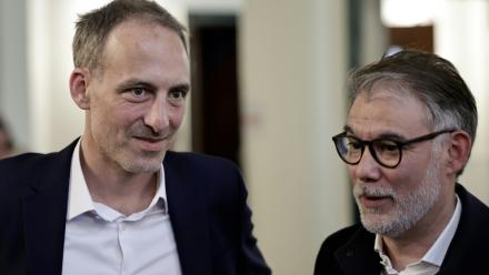 Raphaël Glucksmann, à gauche, avec Olivier Faure, le 11 avril 2026, à Montreuil, en Seine-Saint-Denis