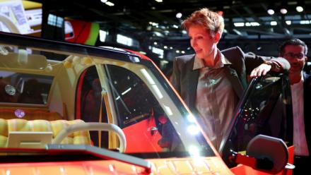 Natacha Polony, candidate du parti de centre-gauche "Nous sommes la France" à la présidentielle de 2027, fait une déclaration à la presse lors d'une visite au 91e Salon international de l'automobile, le 15 octobre 2026 à Paris