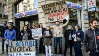 Des journalistes de titres appartenant au groupe Ebra en grève devant une agence du Crédit Mutuel, propriétaire du groupe, à Dijon, le 9 octobre 2026
