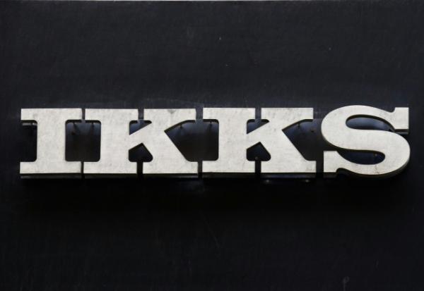 Le tribunal des activités économiques de Paris se prononce vendredi sur la reprise du groupe de prêt-à-porter IKKS, placé en redressement judiciaire, qui emploie quelque 1.000 salariés en France