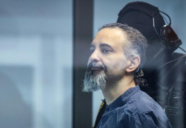 L'accusé saoudien Taleb Jawad al-Abdulmohsen (c) dans le box en verre pare-balle de la salle d'audience provisoire de Magdebourg, lors de son procès pour avoir foncé avec un SUV dans la foule d'un marché de Noël fin 2024, le 26 juin 2026 dans l'est de l'Allemagne