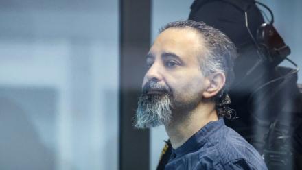 L'accusé saoudien Taleb Jawad al-Abdulmohsen (c) dans le box en verre pare-balle de la salle d'audience provisoire de Magdebourg, lors de son procès pour avoir foncé avec un SUV dans la foule d'un marché de Noël fin 2024, le 26 juin 2026 dans l'est de l'Allemagne