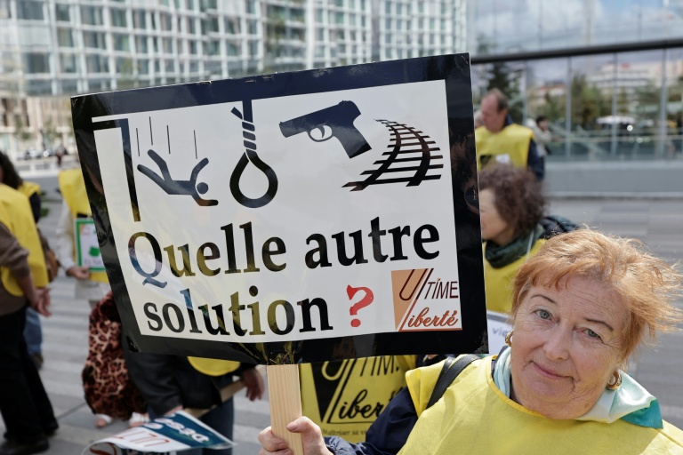 Manifestation de soutien à 12 militants du suicide assisté à l'ouverture de leur procès, le 15 septembre 2025 à Paris