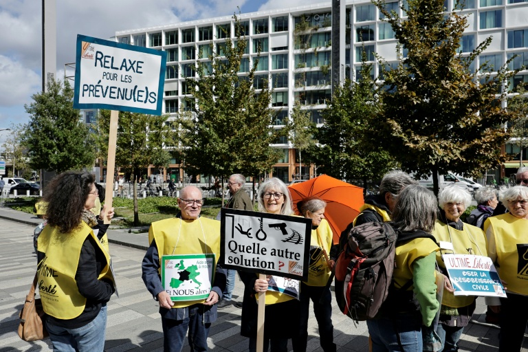 Manifestation en soutien à 12 militants du suicide assisté à l'ouverture de leur procès, accusés d'avoir aidé des personnes en France à obtenir illégalement un médicament euthanasiant, devant le Tribunal judiciaire de Paris, le 15 septembre 2025