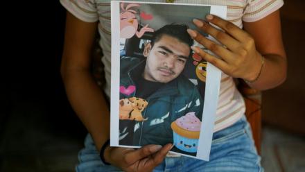 Jade, 16 ans, tient dans ses mains le portrait de son père Jose Roger Urquilla, le 3 décembre 2025 à El Rosario, au Salvador.