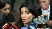 Gianinna Maradona, fille de la légende du football argentin Diego Maradona, s'adresse aux médias à la sortie du tribunal, à San Isidro, dans la province de Buenos Aires, en Argentine, le 21 avril 2026