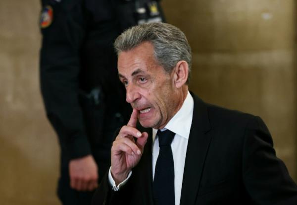L'ancien président Nicolas Sarkozy arrive au palais de justice de Paris pour son procès en appel dans l'affaire du financement libyen, le 16 mars 2026 à Paris