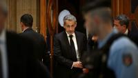 L'ancien président Nicolas Sarkozy (c) quitte le palais de justice de Paris pendant une pause dans le cadre de son procès en appel sur le financement libyen de sa campagne présidentielle de 2007, le 16 mars 2026