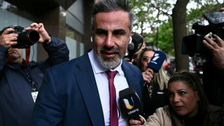 Le neurochirurgien Leopoldo Luque arrive tribunal de San Isidro pour les plaidoiries de la défense dans le procès concernant le décès de la légende du football argentin Diego Maradona, le 21 octobre 2026 dans la province de Buenos Aires, en Argentine
