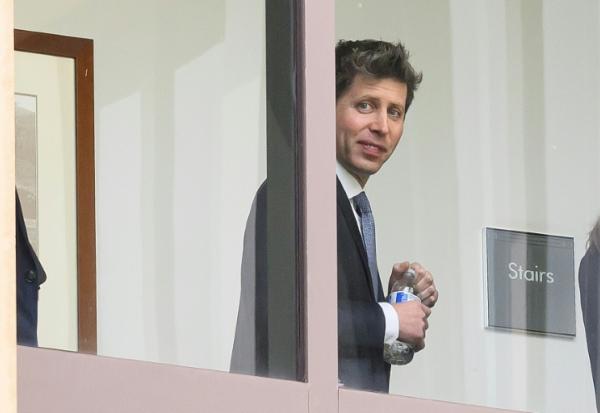 Sam Altman, le patron d'OpenAI, se rend à l'intérieur du palais de justice fédéral lors d'une suspension d'audience dans le cadre du procès opposant Elon Musk à OpenAI à Oakland, en Californie, le 12 mai 2026