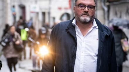 L'ancien anesthésiste Frédéric Péchier arrive au tribunal de Besançon au deuxième jour de son procès, le 9 septembre 2025