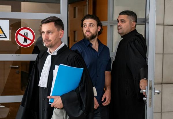 Le streamer Owen Cenazandotti (c), alias  Naruto, au tribunal de Nice avec son avocat, Me  Fabien Carles (g), le 5 août 2026