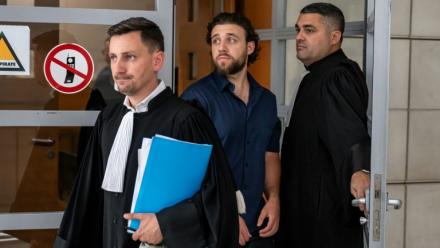 Le streamer Owen Cenazandotti (c), alias  Naruto, au tribunal de Nice avec son avocat, Me  Fabien Carles (g), le 5 août 2026