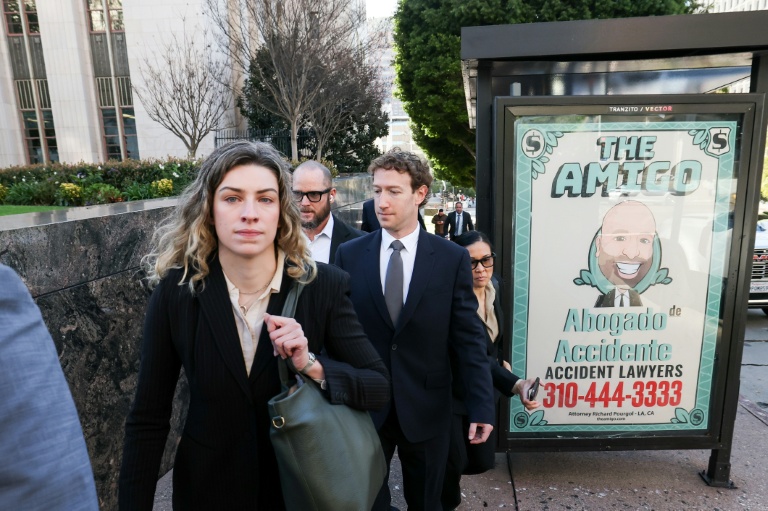 Le PDG de Meta Mark Zuckerberg (2e d) arrive au tribunal civil de Los Angeles dans le cadre du  procès de Meta et Google, accusés d'avoir conçu des plateformes addictives pour les jeunes utilisateurs, le 18 février 2026 en Californie