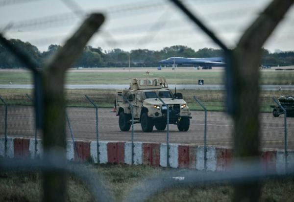 Un véhicule blindé patrouille dans la base militaire américaine RAF Fairford, dans le sud-ouest de l'Angleterre, le 28 septembre 2026