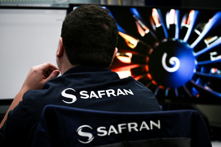 Un employé de Safran à Gennevilliers, près de Paris, le 13 avril 2026