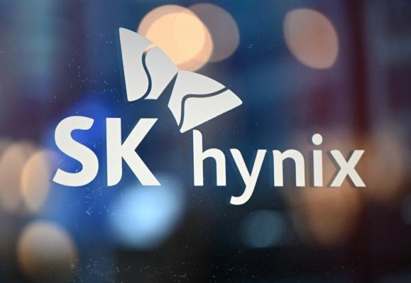 Le logo de SK hynix projeté sur une paroi vitrée lors du World IT Show à Séoul, le 22 avril 2026