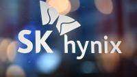 Le logo de SK hynix projeté sur une paroi vitrée lors du World IT Show à Séoul, le 22 avril 2026