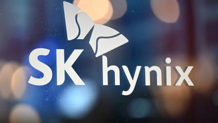 Le logo de SK hynix projeté sur une paroi vitrée lors du World IT Show à Séoul, le 22 avril 2026