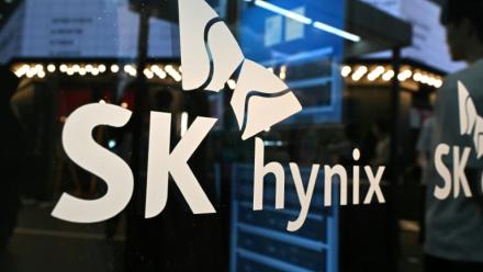 La capitalisation boursière du champion sud-coréen de puces mémoire SK hynix a dépassé mercredi pour la première fois la barre des 1.000 milliards de dollars, portée par une colossale envolée de la demande mondiale liée à l'IA