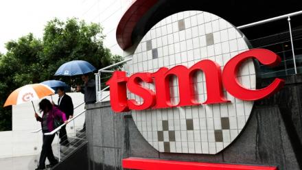 Des personnes devant le musée des innovations du géant taïwanais des puces TSMC, à son siège de Hsinchu, le 21 novembre 2024
