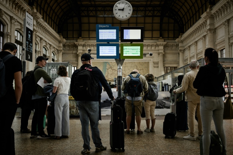 Des voyageurs attendant leurs trains à la gare de Saint-Jean à Bordeaux lors d'une grève nationale à l'appel de quatre syndicats de la SNCF, le 10 juin 2026 en Gironde
