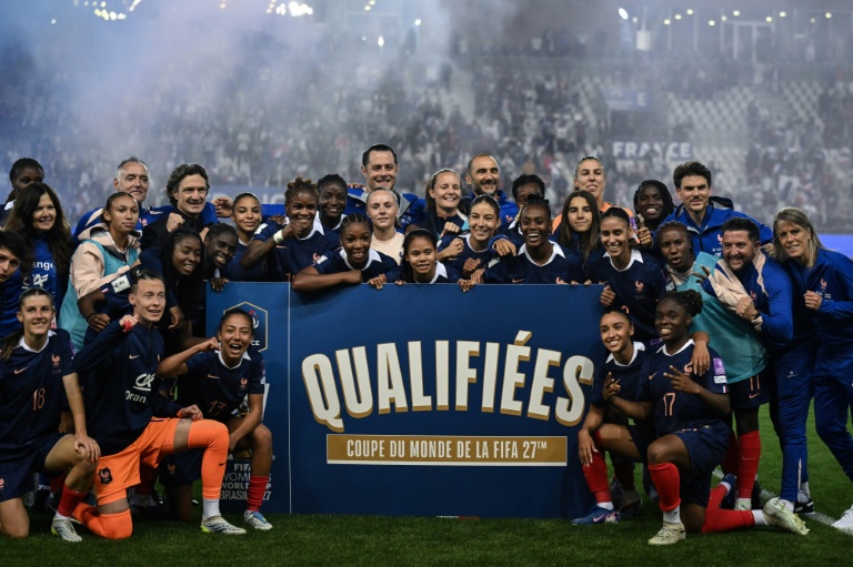 Les Françaises célèbrent leur qualification pour le Mondial-2027 au Brésil, acquise mardi soir au Stade des Alpes à Grenoble.