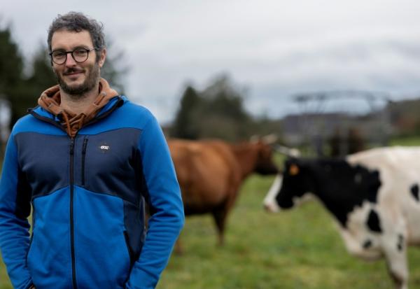 Fabien Pommier, un éleveur bovin breton, le 13 février 2026 à Riec-sur-Bélon, dans le Finistère  