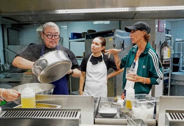 Le chef japonais Yusuke Takada (à gauche) et la cheffe Dominique Crenn (à droite) discutent dans une cuisine du complexe Xcaret, à Playa del Carmen, au Mexique, le 20 septembre 2026