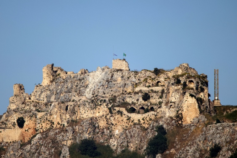 Le drapeau israélien flotte sur la forteresse médiévale de Beaufort, dont Israël s'est emparé dans le cadre de l'extension de ses opérations terrestres dans le sud du Liban, le 31 mai 2026
