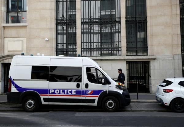 Des policiers devant le siège de la Bank of America à Paris, le 28 mars 2026, après un attentat à l'explosif déjoué