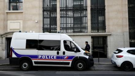 Des policiers devant le siège de la Bank of America à Paris, le 28 mars 2026, après un attentat à l'explosif déjoué