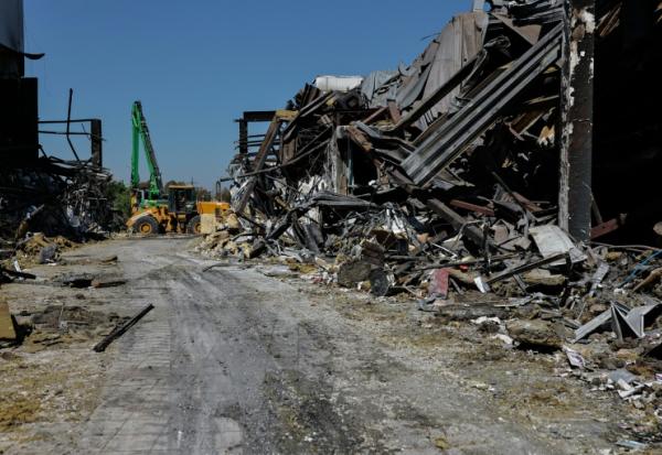 Dégâts causés par une frappe aérienne russe sur un centre commercial à Kryvyï Rig, la ville natatle du président Volodymyr Zelensky, dans le centre du pays, le 22 août 2026
