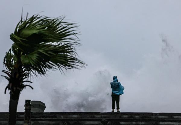 Une personne observe la côte taïwanaise touchée par le typhon Bavi à Keelung (nord-est), le 11 juillet 2026