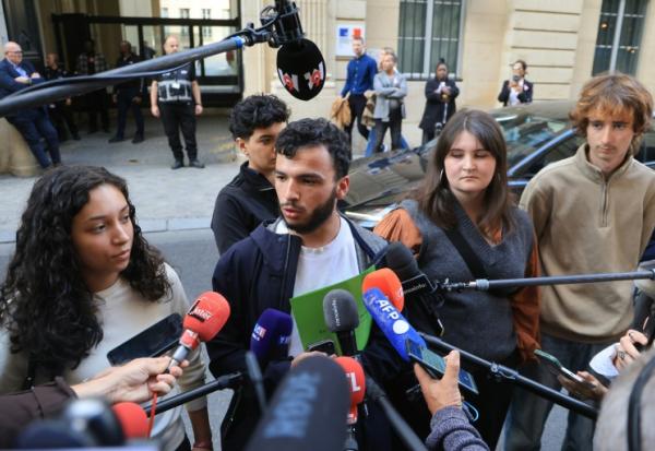 De g à d : la secrétaire nationale de l'USL Lydia Hamadene, les secrétaires généraux de l'USL Ryad Rani et de l’Union étudiante Éloïse Lefebvre-Milon et le co-secrétaire général de l'USL Marius Mesnil lors d'un point-presse devant le ministère de l'Education à Paris, le 2 octobre 2026